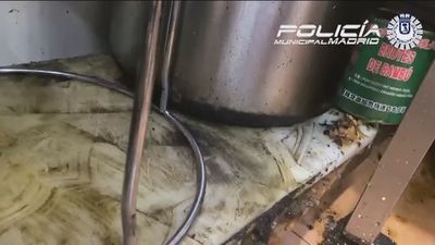 Mugre y alimentos en mal estado en un restaurante en Usera