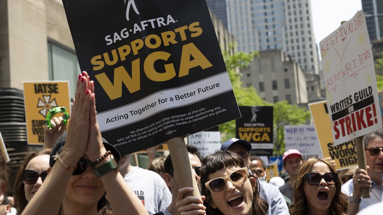 Actores y guionistas de Hollywood dispuestos a paralizar la industria si no consiguen garantías frente a la IA