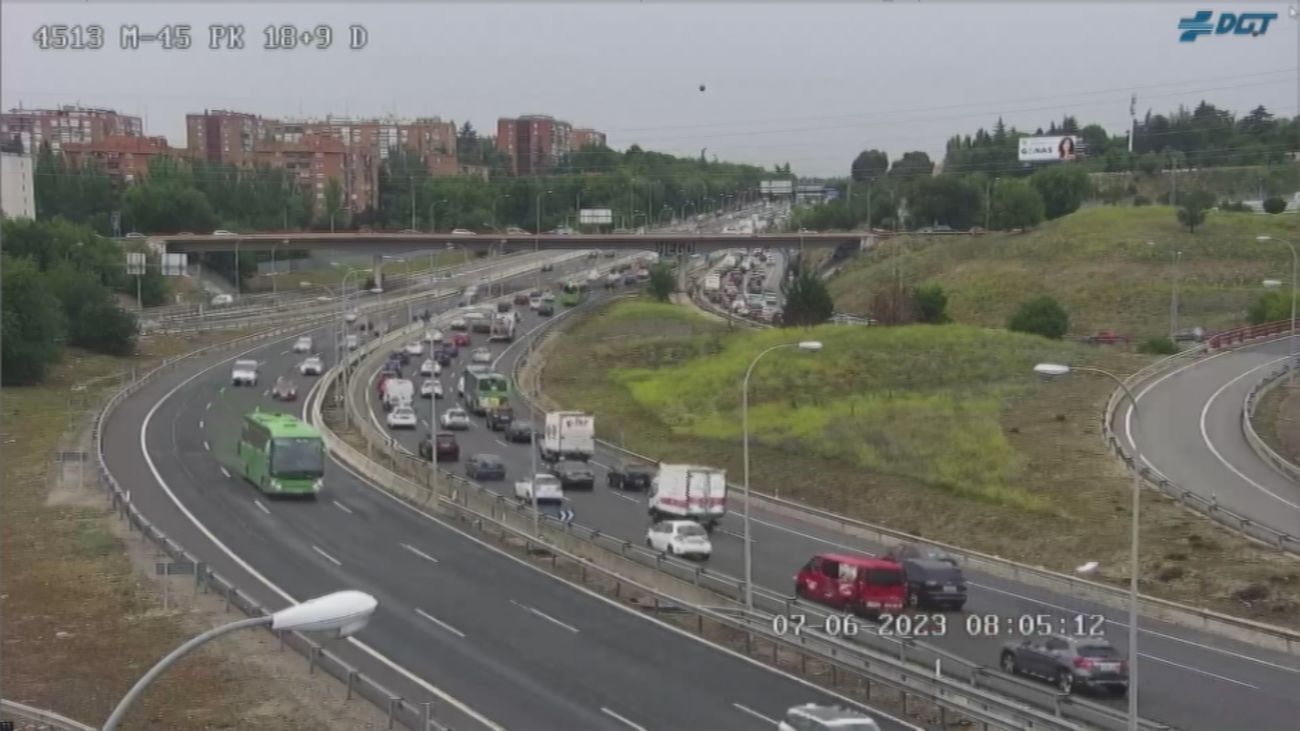 La lluvia complica el tráfico en la hora punta de la mañana con varios alcances entre vehículos