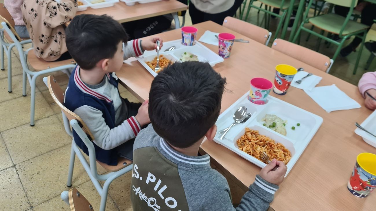 Consumo prohibirá las bebidas azucaradas en los comedores escolares para frenar la obesidad infantil