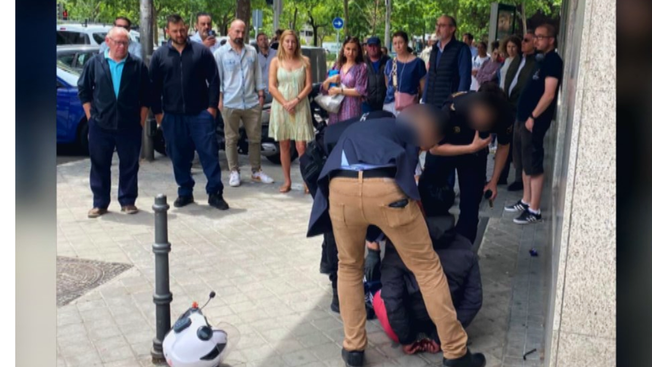 Dos motoristas roban un reloj de 30.000 euros golpeando a un anciano con una pistola en Chamartín