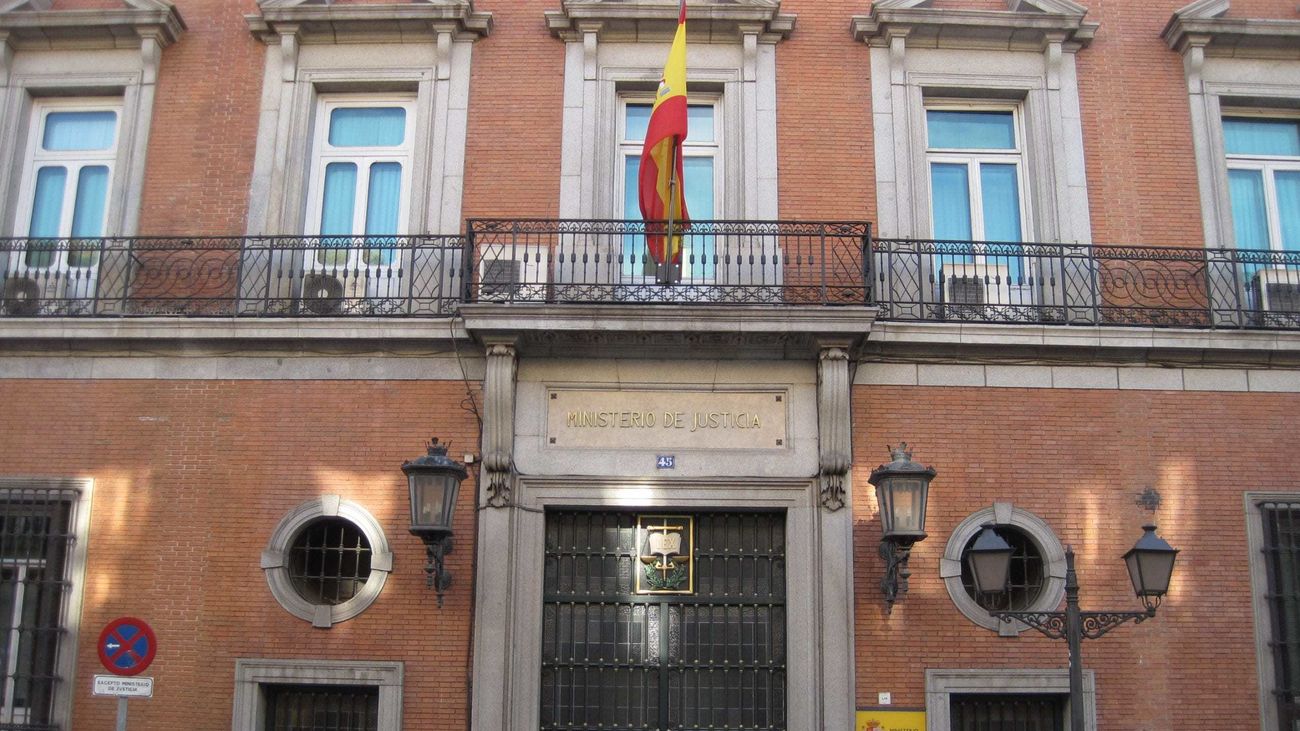 ¿Quiénes pueden optar a las becas para las oposiciones en el Ministerio de Justicia?