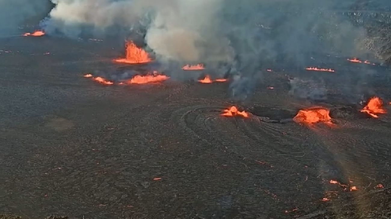 El volcán Kilauea de Hawái entra en erupción y desprende los primeros flujos de lava