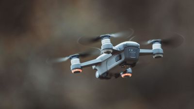 Cruz Roja presenta nuevos drones con inteligencia artificial para detectar minas antipersona