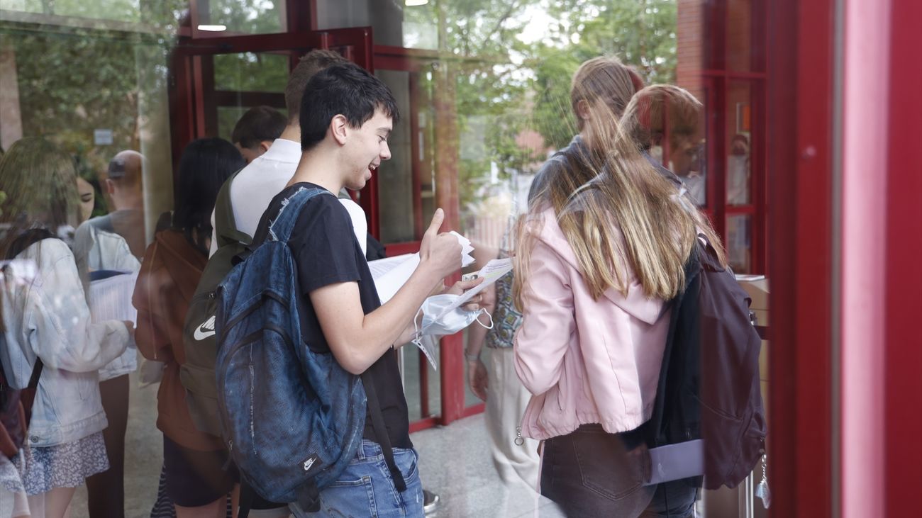 Estudiantes a la salida del examen de la EvAU