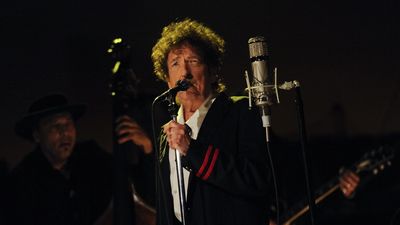 Al piano y sin concesión a la nostalgia, Bob Dylan cautiva en las 'Noches del Botánico'