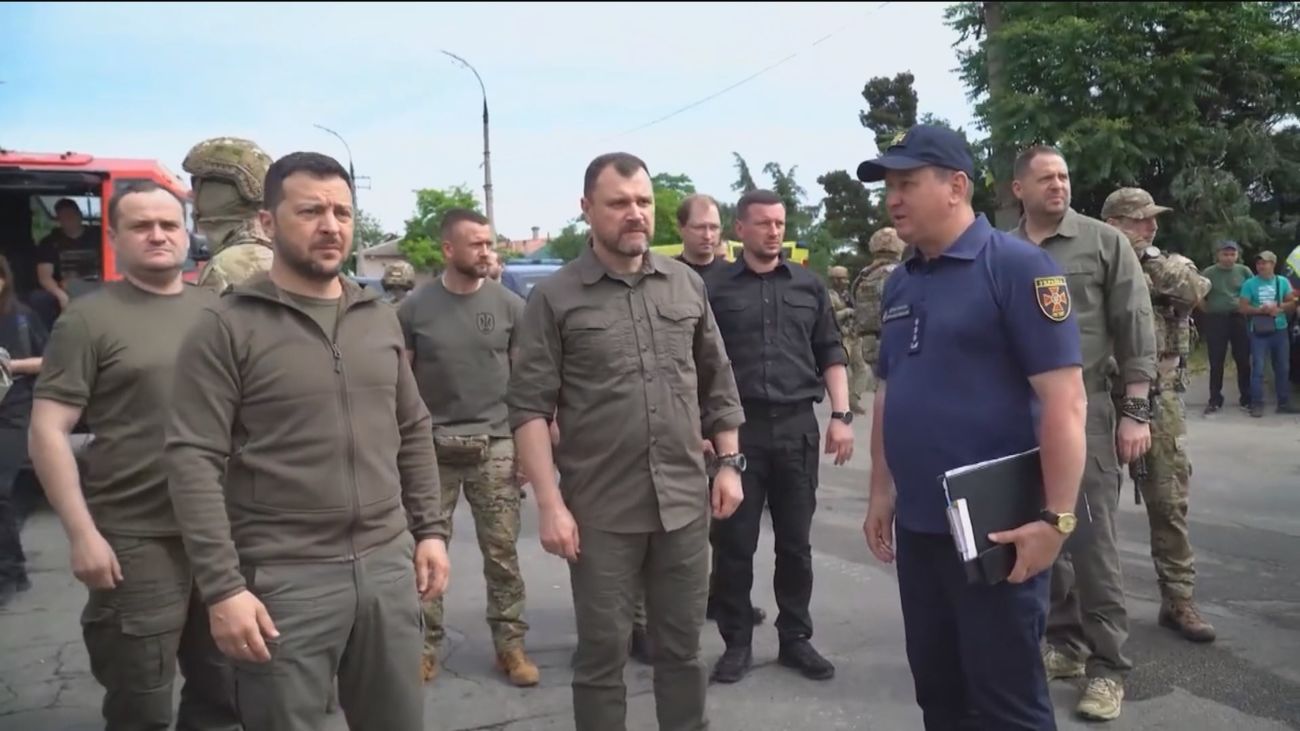 Zelenski visita las zonas inundadas por la destrucción de la presa al sur de Ucrania