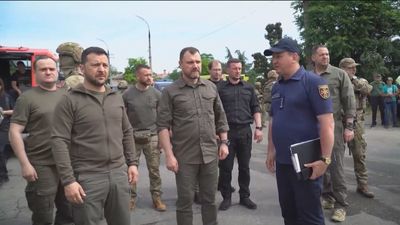 Zelenski visita las zonas inundadas por la destrucción de la presa al sur de Ucrania