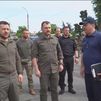 Zelenski visita las zonas inundadas por la destrucción de la presa al sur de Ucrania