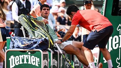 Alcaraz cae ante Djokovic tras una lesión que le impidió disputar al 100% los dos últimos sets