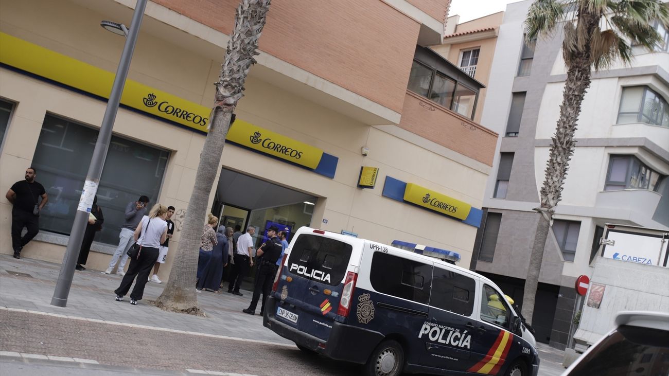 Un furgón policial frente a una oficina de correos en Melilla