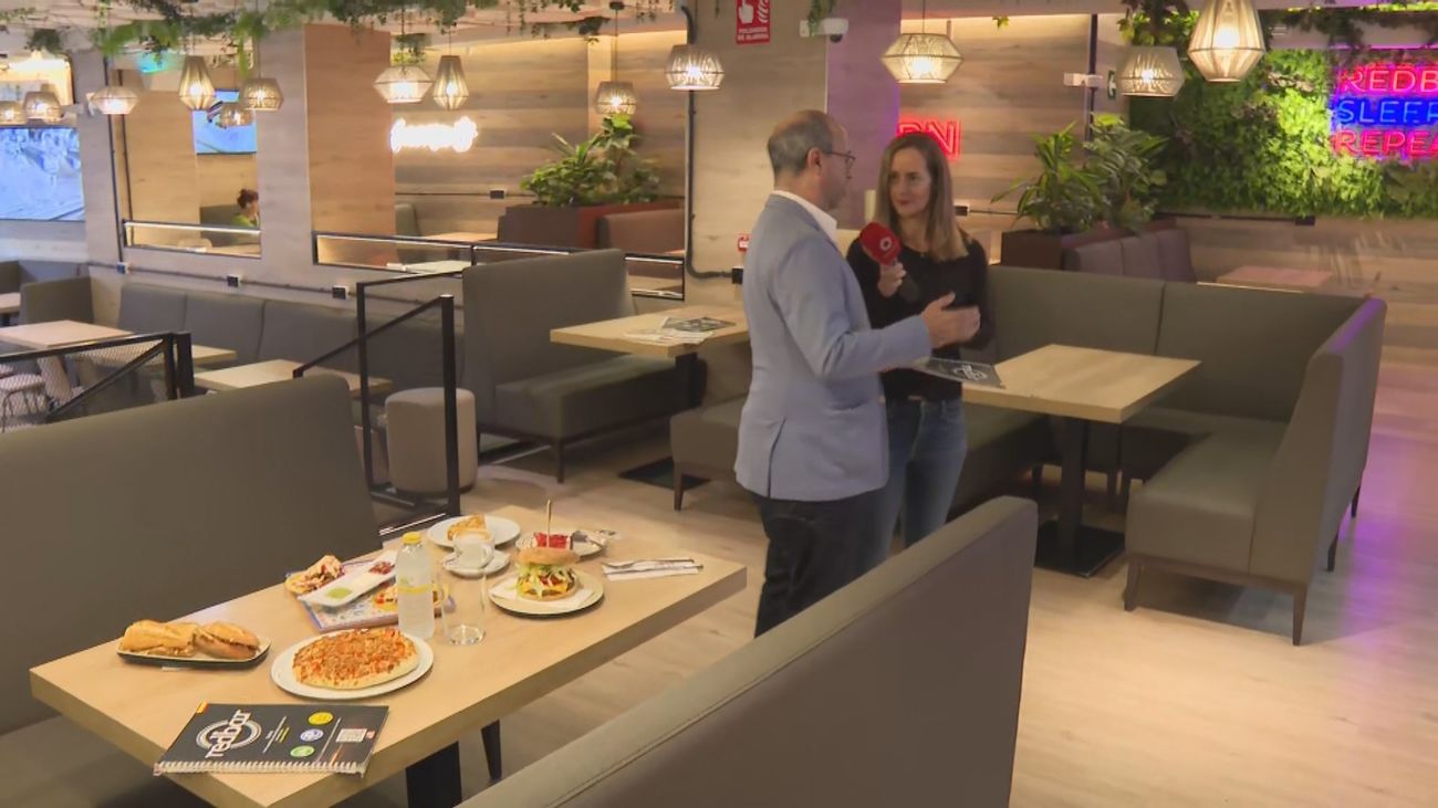 El restaurante de Madrid que abre 24 horas y pide que les dejen servir comida por la noche