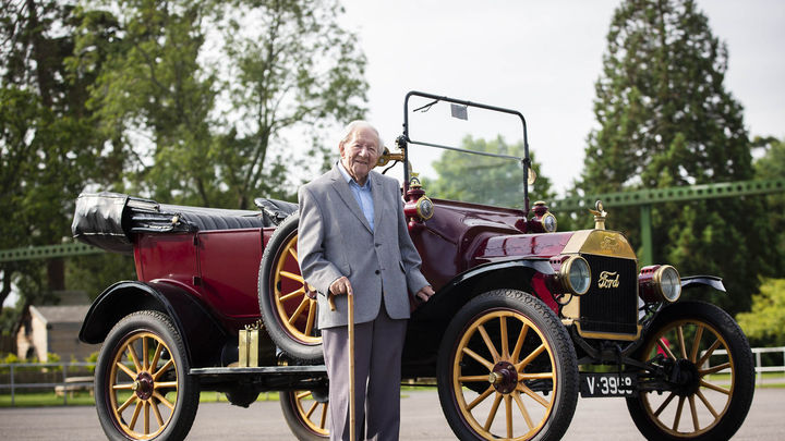 Harold Baggott, de 101 años, junto a un Modelo T de 1915 / EUROPA PRESS