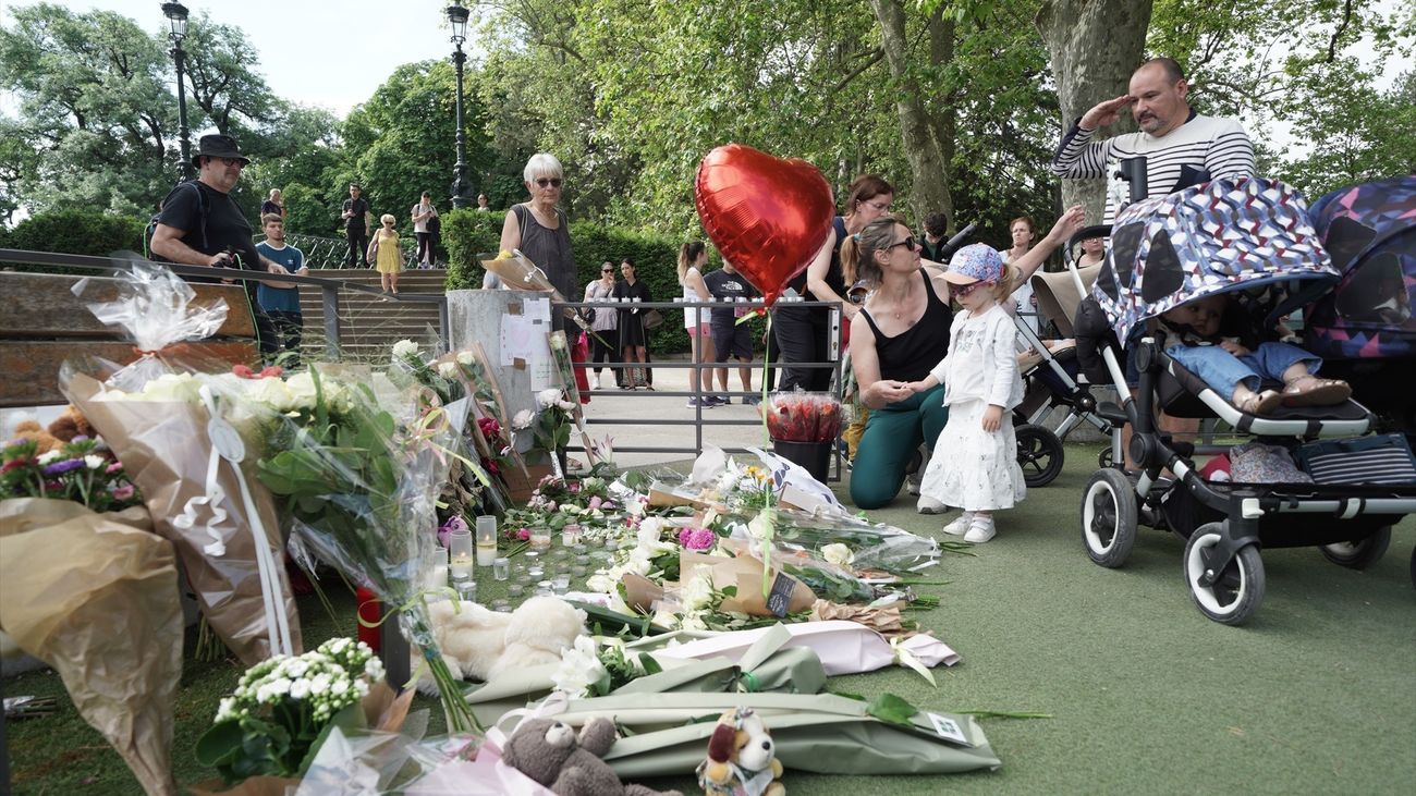 El parque infantil de Annecy se convierte en un altar con flores en homenaje a los niños apuñalados