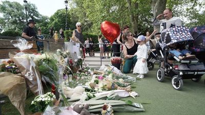 El parque infantil de Annecy se convierte en un altar con flores en homenaje a los niños apuñalados