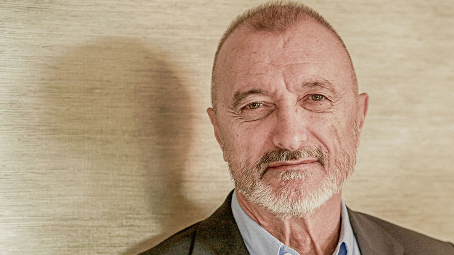 El zasca demoledor de Pérez Reverte a la Embajada de España en México por usar el inglés