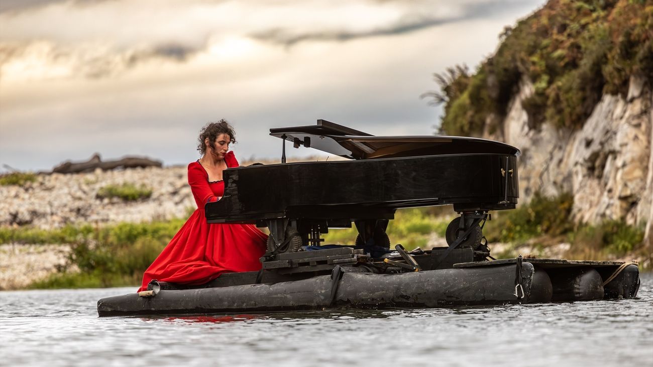 Espectáculo "La Pianista Roja", con Violette Prevost al piano