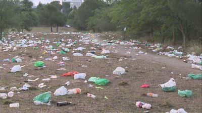 Toneladas de basura tras el macrobotellón de final de la EvAU en Madrid
