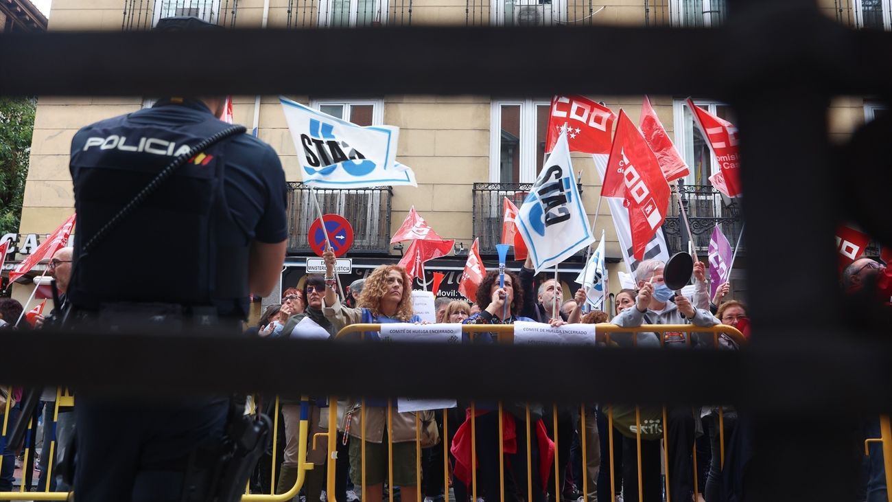 Una ambulancia tiene que atender a uno de los funcionarios de Justicia encerrados