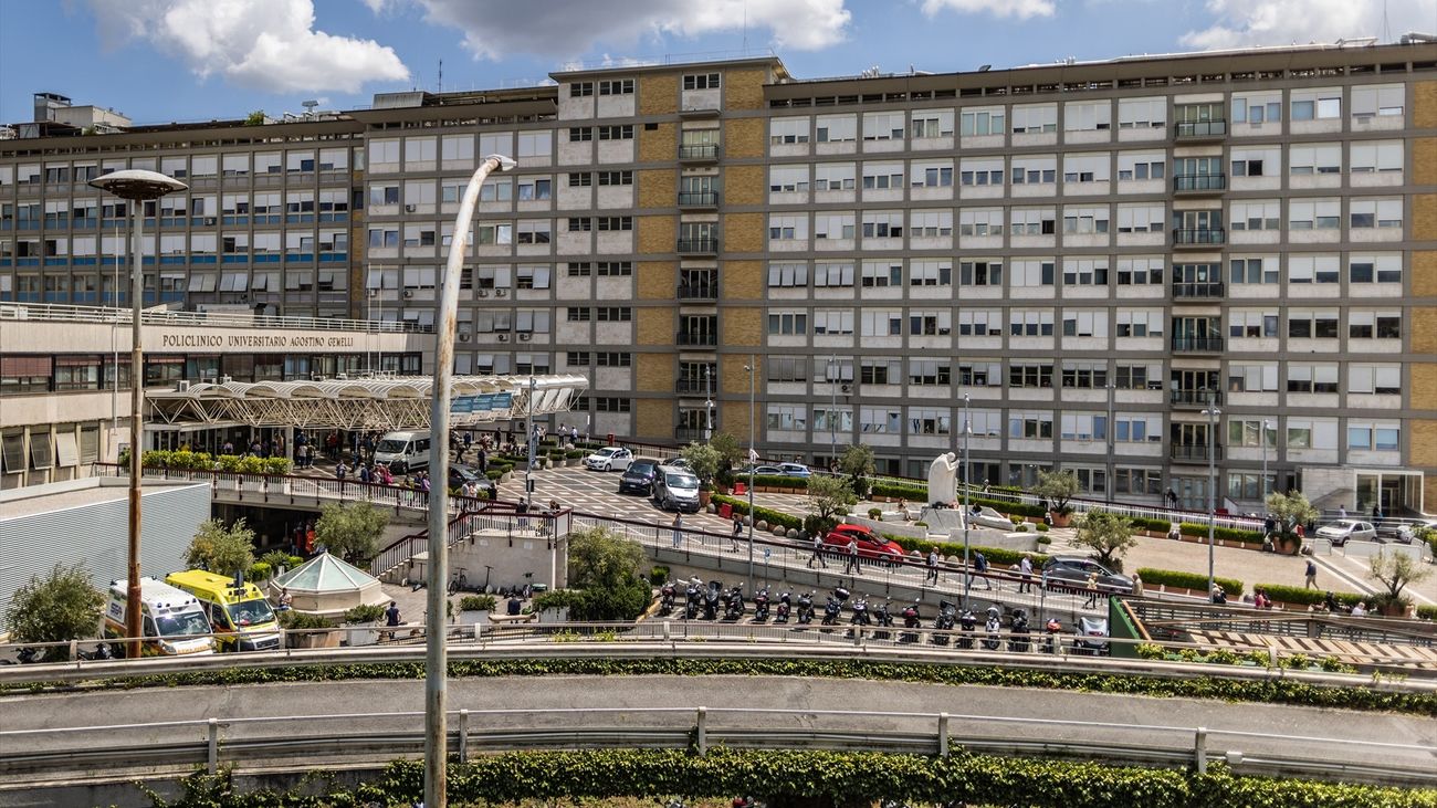 El papa Francisco mejora, ya ha podido levantarse y retomar su trabajo