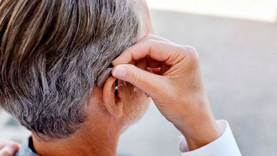 Obligan a una mujer sorda a quitarse los audífonos en una oposición de Justicia