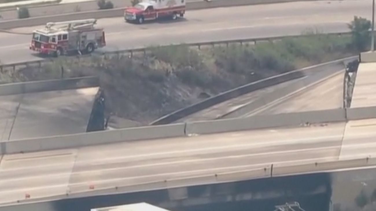 Colapsa un tramo de una de las principales autopistas de EEUU por un vehículo en llamas