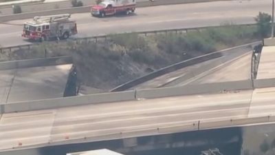 Colapsa un tramo de una de las principales autopistas de EEUU por un vehículo en llamas