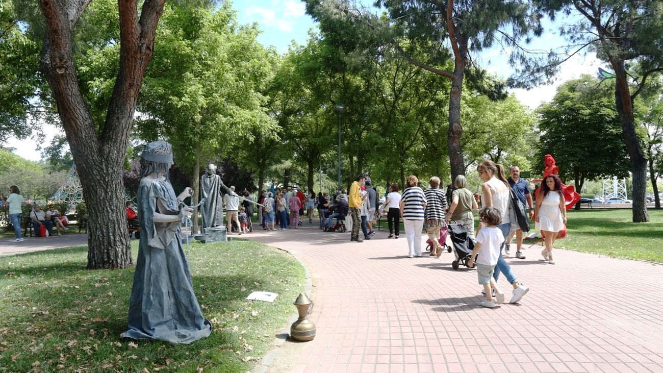 Exhibición de estatuas humanas en Zarzaquemada, Leganés