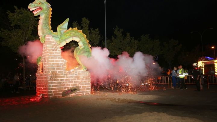 Quema de una hoguera por San Juan en Zarzaquemada, Leganés / AYTO LEGANÉS