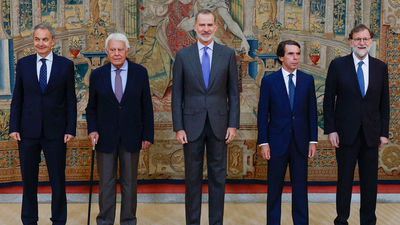 González, Aznar, Zapatero y Rajoy, junto al rey en la reunión del Patronato de Elcano