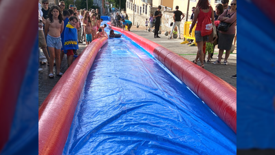 Un súper tobogán de agua invade Collado Villalba