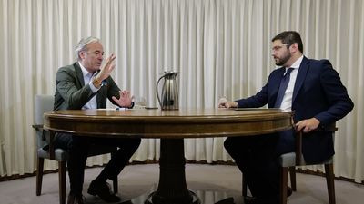Azcón negocia con Vox un primer acuerdo sobre la Mesa de Aragón y un documento para la investidura