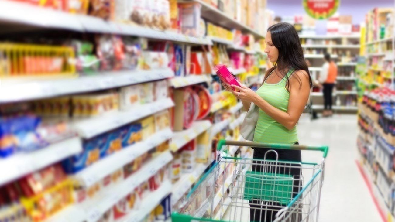 Mujer comprando en un supermercado
