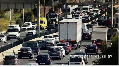 El incendio de un turismo y un accidente complican el tráfico en la A-4 y A-5