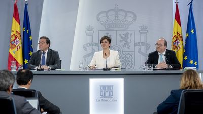 El Gobierno enmarca en la normalidad el cese de altos cargos para ir en las listas del PSOE