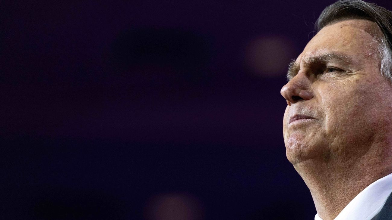 Bloquean las cuentas bancarias de Bolsonaro por no pagar la multa impuesta durante la pandemia