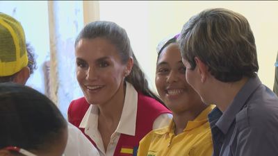La reina Letizia conoce “las herramientas de paz” de la escuela taller de Cartagena de Indias