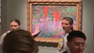 Dos activistas climáticas manchan con pintura el cristal protector de un Monet en Estocolmo