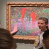 Dos activistas climáticas manchan con pintura el cristal protector de un Monet en Estocolmo