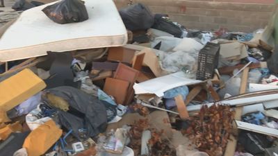 Empresarios del polígono Rompecubas denuncian que se vierten residuos fuera de los contenedores