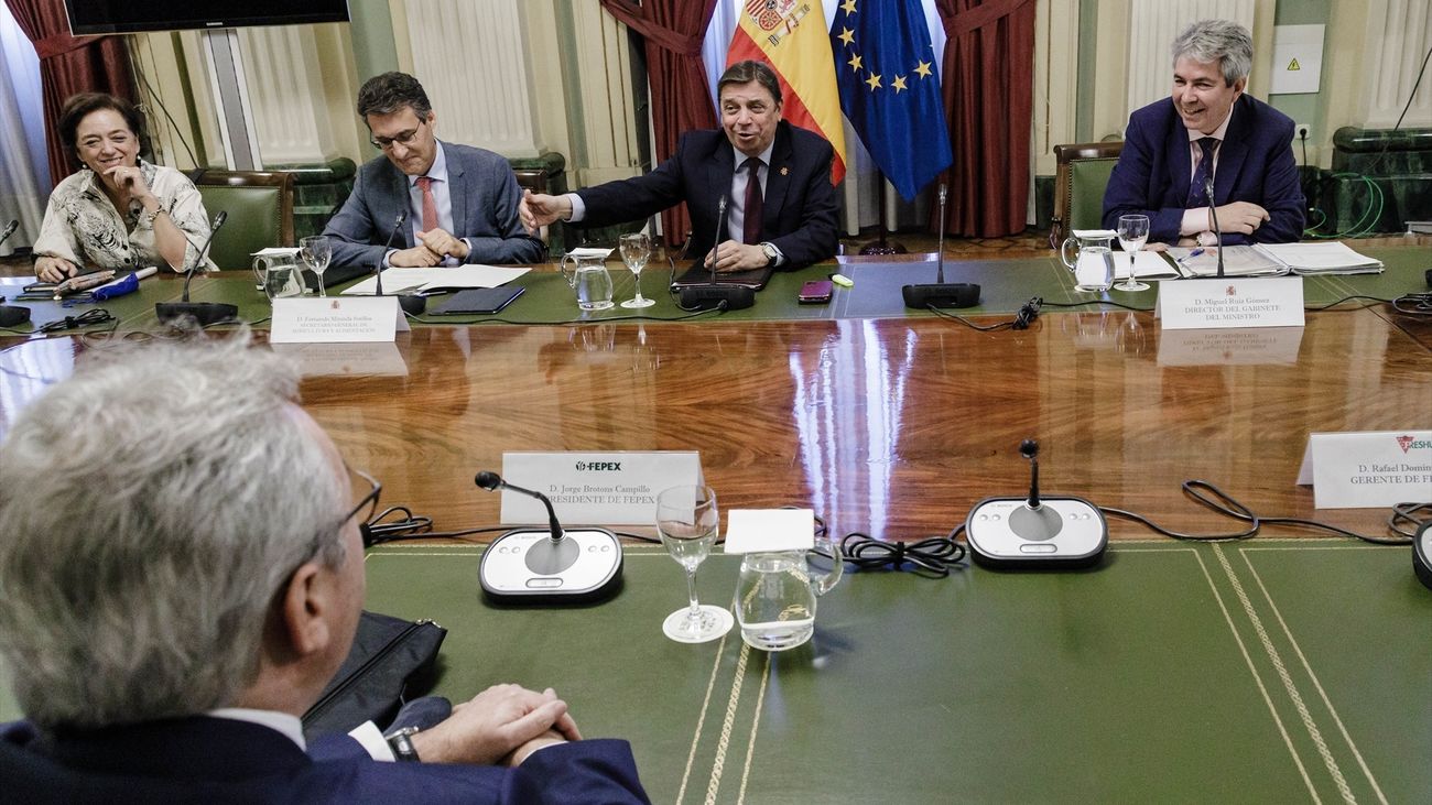 Planas y los productores de fresa de Huelva entierran el hacha de guerra