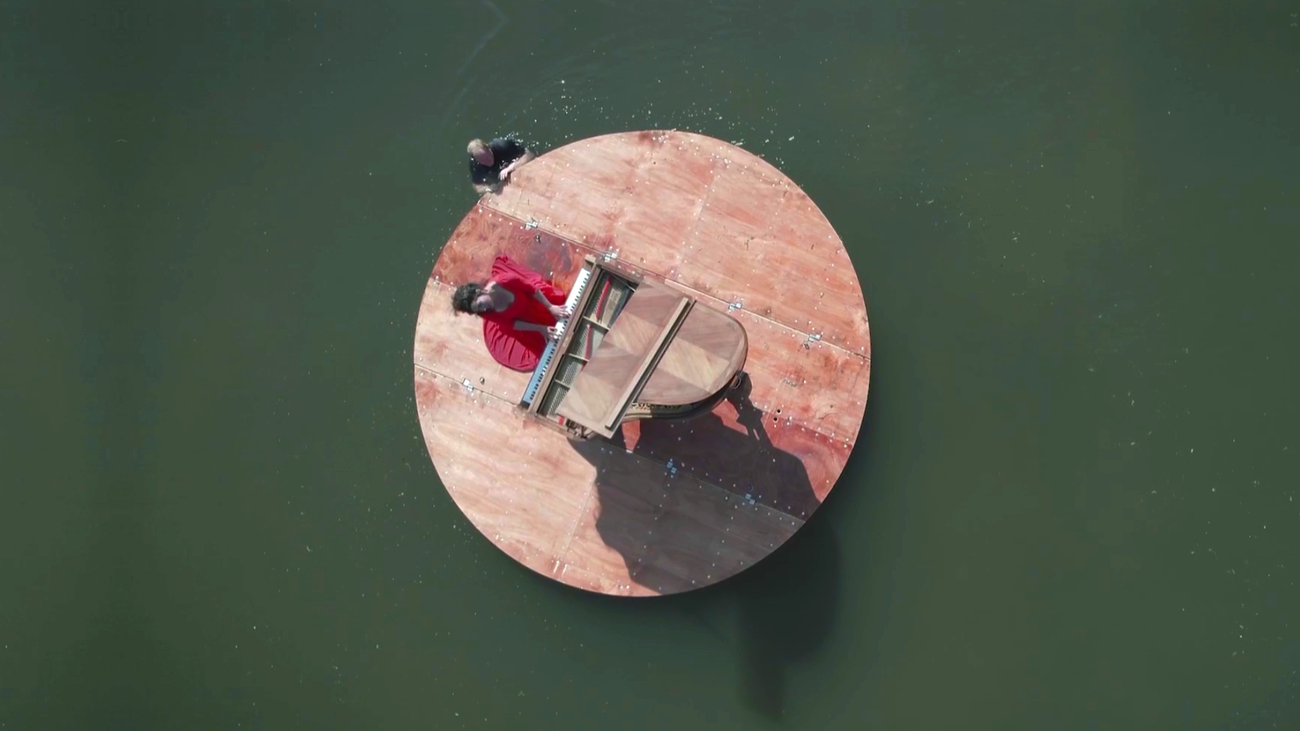 El recital acuático 'El Piano del Lago' llega al Embalse del Atazar