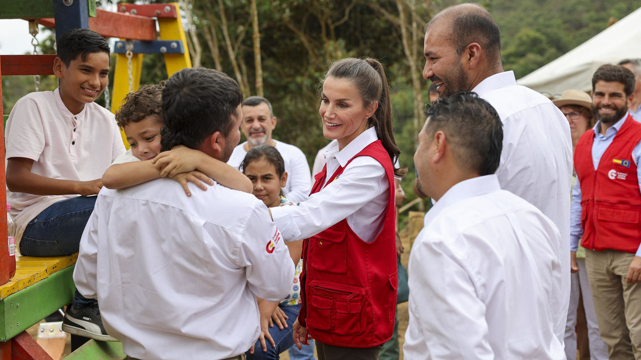 La reina Letizia visita una finca cafetera en Cali cultivada por excombatientes colombianos reinsertados