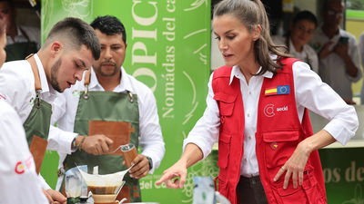 La Reina Letizia visita a dos emprendedoras colombianas durante su viaje de cooperación