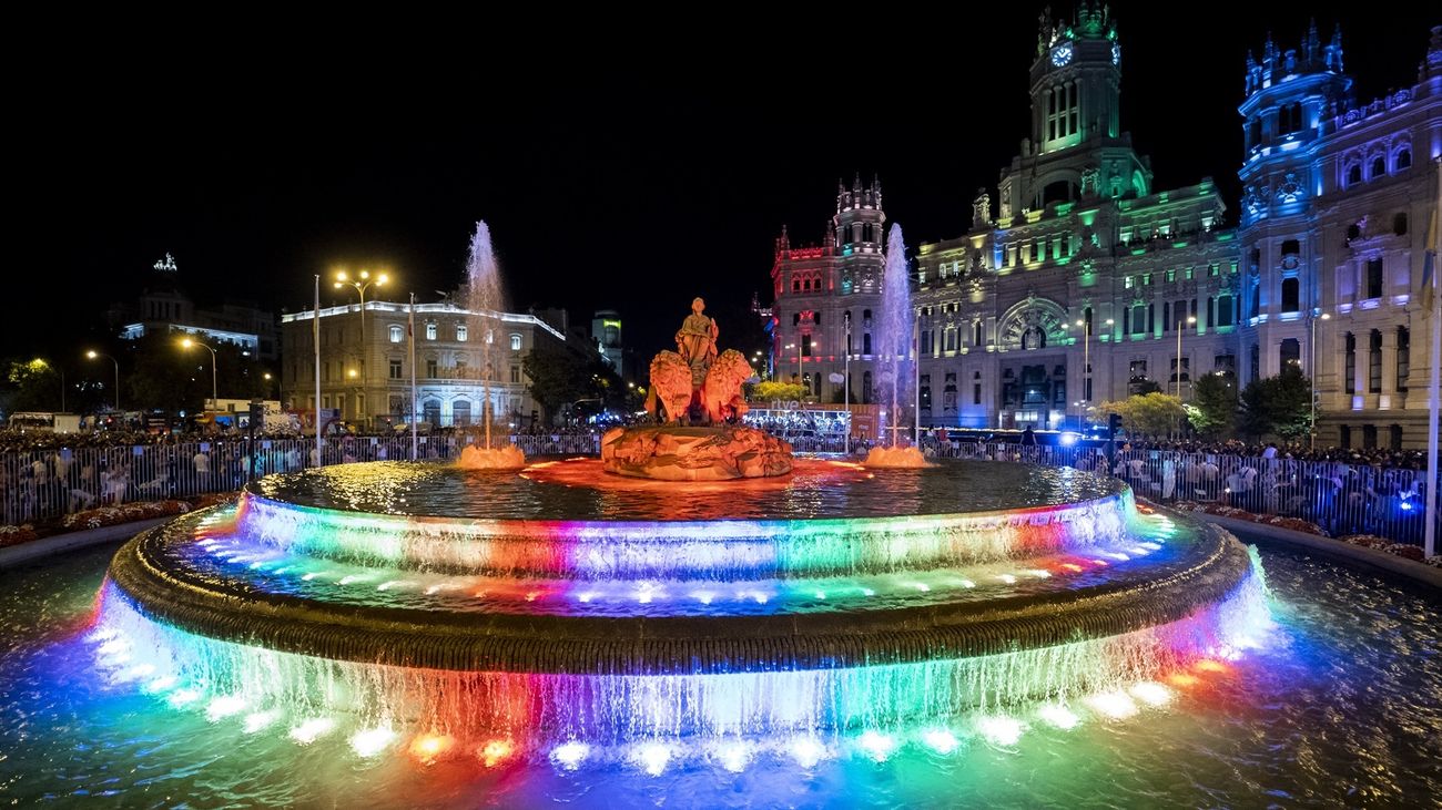 Fuentes de Cibeles con los colores del arcoiris durante el Orgullo LGTBIQ+ 2022