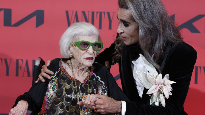 Mario Vaquerizo, junto a la madre de Alaska / EFE