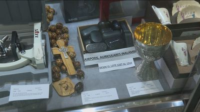 Un cáliz, un kit de cirugía o relojes de lujo, en la subasta 'online' de Madrid