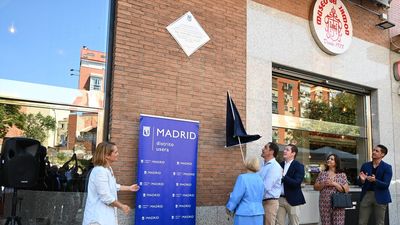 El Ayuntamiento de Madrid coloca una placa en honor al precursor del Museo del Jamón