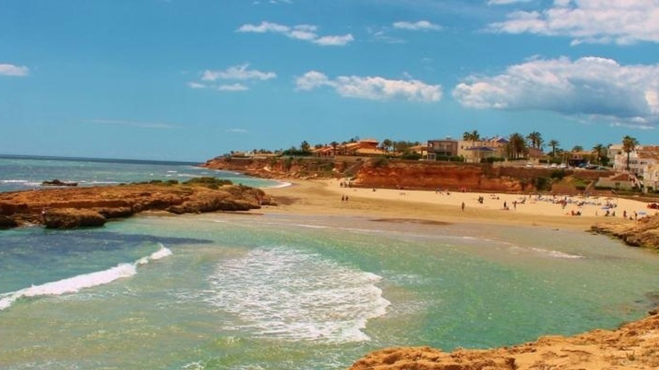 Un tiburón sorprende a los bañistas en la orilla de una playa de Orihuela, Alicante