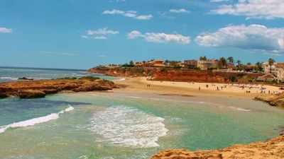 Un tiburón sorprende a los bañistas en la orilla de una playa de Orihuela, Alicante